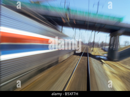 Ansicht von vorne der rasenden Zug, wie es durch Hof Reißverschlüsse. Stockfoto