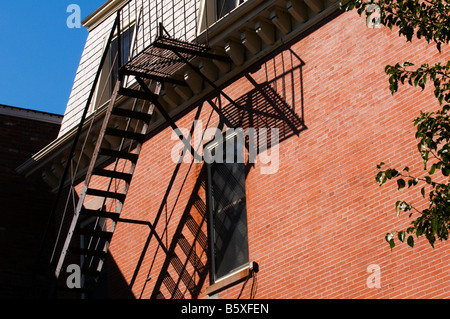 Feuerleiter auf Charlestown Home - abstrakte Schatten Stockfoto