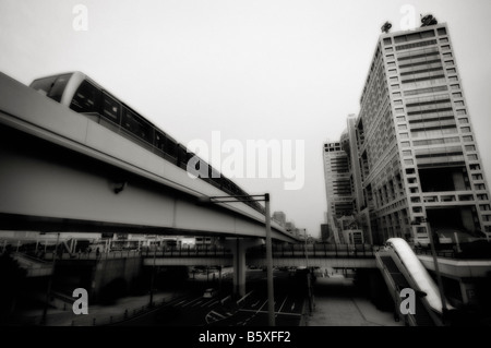 Automatisierte Führungsschiene Transitzug (Yurikamome-Linie) und Fuji TV-Hauptquartier (von Kenzo Tange). Odaiba. Tokyo. Japan Stockfoto