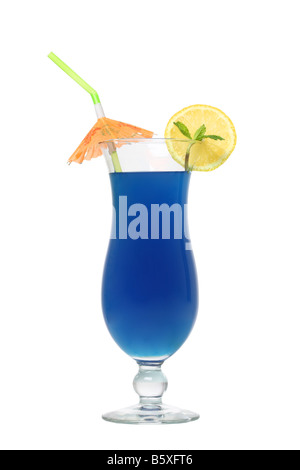 Blauen tropischen cocktail Drink Ausschnitt isoliert auf weißem Hintergrund Stockfoto