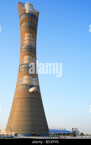 Ein Blick auf die Asian Games Fackel Turm bei der Aspire Sports Komplex in Doha Katar der Turm von ganz über der Stadt sichtbar ist Stockfoto