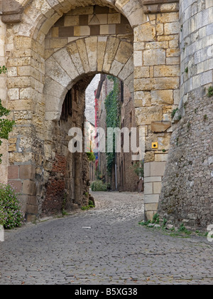 Stadtmauer im Torbogen Alley gesteinigt Häuser Stadt Cordes sur Ciel Tarn Midi-Pyrenäen-Frankreich Stockfoto