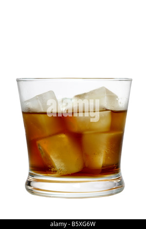 Glas Schnaps mit Eis Ausschnitt isoliert auf weißem Hintergrund Stockfoto
