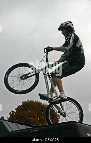 Studien-bmx-Fahrer führt Tricks 09 Dirt-Bike-show Stockfoto