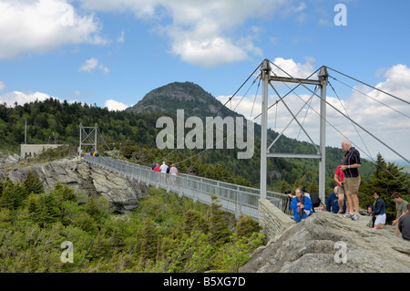 Fotografen auf Meile hoch schwingende Brücke am Grandfather Mountain in North Carolina Stockfoto