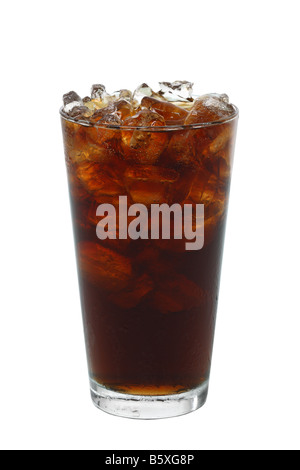 Cola mit Eis Ausschnitt isoliert auf weißem Hintergrund Stockfoto