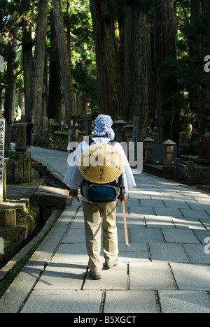 Pilger in Okunoin Friedhof in KOYASAN Japan Stockfoto