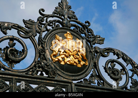 Königliche Wappen am Tor der Royal Botanic Gardens Kew in Richmond London England Stockfoto