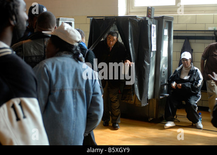 Wähler im Stadtteil Harlem in New York am Wahltag Dienstag, 4. November 2008 Richard B Levine Stockfoto