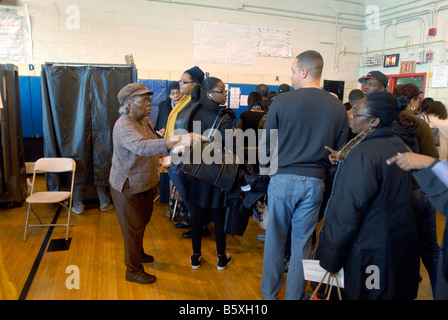 Wähler im Stadtteil Harlem in New York am Wahltag Dienstag, 4. November 2008 Richard B Levine Stockfoto