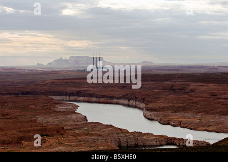 Lake Powell und Navajo Generating Station in der Nähe von Page, Arizona.  Beide Standorte sind bekannt für ihre Auswirkungen auf die fragile Ökologie Stockfoto