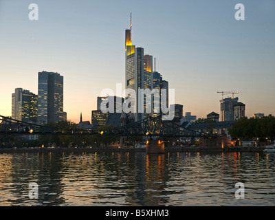 Mains im Abendlicht mit Brücke Eisener Steg mit beleuchteten Skyline mit Bankstelle Türme Stockfoto