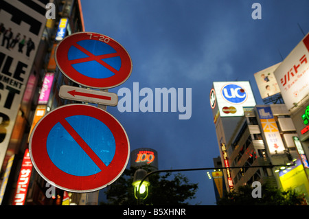 Verkehrszeichen und Shibuya 109 Bau (beliebte Mode-Geschäfte für junge Menschen in Japan). Shibuya (Shibuya-Ku). Tokyo. Japan Stockfoto