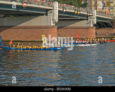 Festival der Flussufer starten von verschiedenen Kanus unter der Mainbrücke Under am Mainufer für Wettbewerb Frankfurt Am Main Stockfoto