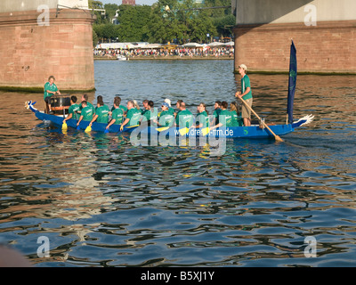 Festival der Flussufer Kanu unter Main-Brücke Fluss Main für viele Zuschauer am Flussufer Hintergrund-Wettbewerb Stockfoto