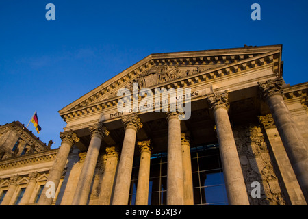 Reichstag Säulen am Eingang im Freien Berlin Deutschland Stockfoto