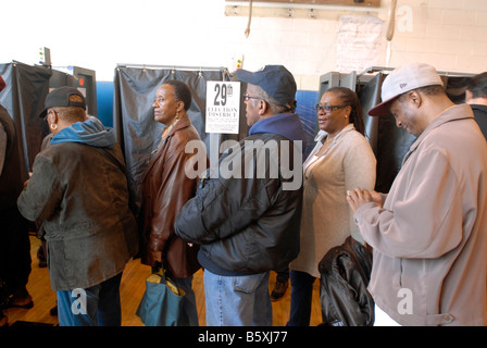 Wähler im Stadtteil Harlem in New York am Wahltag Dienstag, 4. November 2008 Richard B Levine Stockfoto