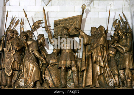 Bronzestatue von Dimitri Donskoy immer gesegnet vom Patriarchen in der Kathedrale von Christus dem Erlöser in Moskau, Russland Stockfoto