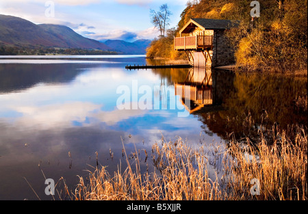 Am frühen Morgenlicht fällt auf ein Bootshaus in der Nähe von Pooley Brücke am Ufer des Ullswater im Lake District Stockfoto