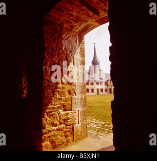 East Coast of Canada, Atlantik, Nova Scotia-Blick auf die Kirche durch stonewall in Louisburg, Cape Breton Stockfoto