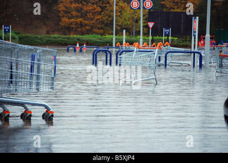 Überschwemmungen in Parkplatz Stockfoto