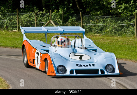 1973 Gulf Mirage-Cosworth GR7 angetrieben von Derek Bell beim Goodwood Festival of Speed, Sussex, UK. Stockfoto