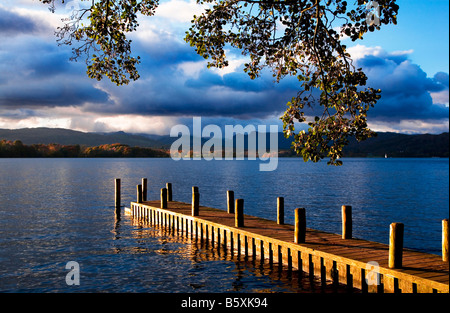 Späten Nachmittagssonne am Steg, Ostufer Lake Windermere, Langdale Pikes in der Ferne Seenplatte Cumbria England UK Stockfoto