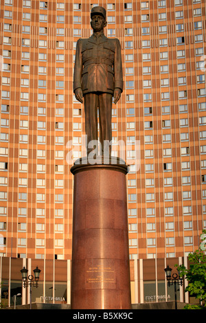 Statue von französischer General und Präsident Charles de Gaulle (1890-1970) vor dem Kosmos Hotel (1979) in Moskau, Russland Stockfoto