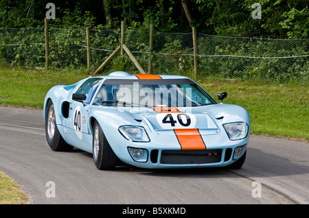 1965 Ford Gulf GT40, berühmten Le Mans Racer, angetrieben von Richard Attwood beim Goodwood Festival of Speed, Sussex, UK. Stockfoto