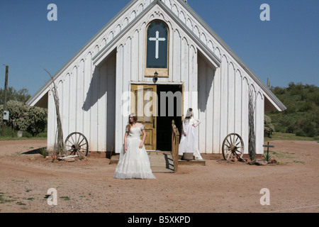 Braut links am Altar einer Kirche Stockfoto