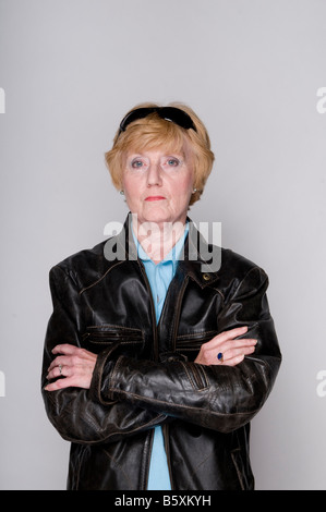 Ältere Frau mit Sonnenbrille und eine schwarze Lederjacke. Stockfoto