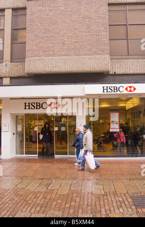 Eintritt zur HSBC-Bank mit Menschen kommen in der Innenstadt von Norwich, Norfolk, Großbritannien Stockfoto