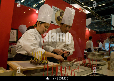 Chocolatiers von Madame Setsuko in Tokio anzeigen ihre Fähigkeiten bei der Salon du Chocolat in Paris 2008 Stockfoto