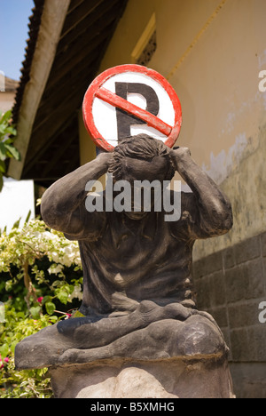 Kein Parkplatz Zeichen auf eine Skulptur oder Statue eines Mannes erscheinen, um die Last der Welt auf ihn haben Stockfoto