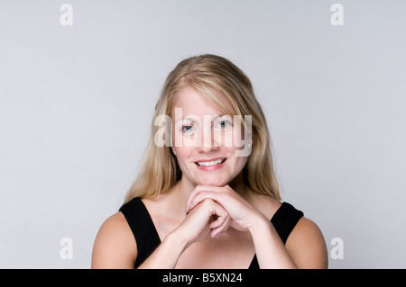 Porträt einer Inhalte im mittleren Alter blonde Frau Stockfoto