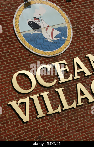 Stadt von Southampton, England. Seitlicher Blick auf das Ocean Village Marina Schild an der Ocean Road Weg hautnah. Stockfoto