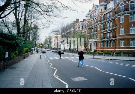 Abbey Road in London NW8. Veranstaltungsort für die Aufnahme des Beatles Albums. Zebrastreifen überqueren Fans featured auf Album-Cover. Stockfoto