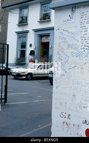 EMI-Studios, Abbey Road in London NW8. Veranstaltungsort für die Aufnahme des Beatles Albums. Pfosten in Fan Graffiti bedeckt Stockfoto