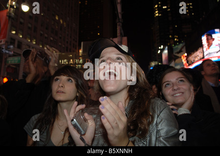 Tausende von Barack Obama-Fans sehen die Wahlergebnisse am Times Square in New York Stockfoto