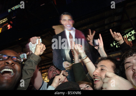 Tausende von Barack Obama-Fans sehen die Wahlergebnisse am Times Square in New York Stockfoto