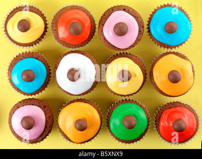 MEHRFARBIGE GEEISTE CUPCAKES OVERHEAD Stockfoto