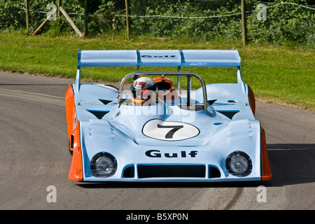 1973 Gulf Mirage-Cosworth GR7 angetrieben von Derek Bell beim Goodwood Festival of Speed, Sussex, UK. Stockfoto