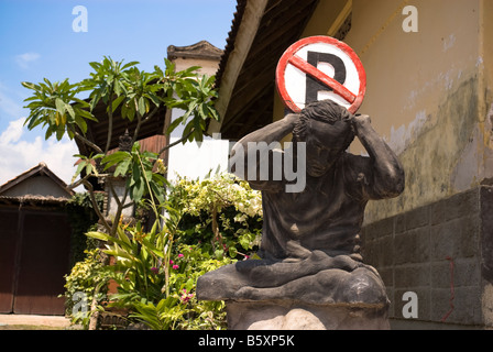 Kein Parkplatz Zeichen auf eine Skulptur oder Statue eines Mannes erscheinen, um die Last der Welt auf ihn haben Stockfoto