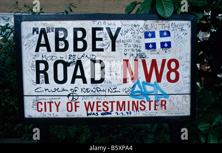 Abbey Road in London NW8. Veranstaltungsort für die Aufnahme des Beatles Albums. Stret Namensschild in Fan Graffiti bedeckt Stockfoto