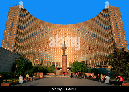 Statue von französischer General und Präsident Charles de Gaulle (1890-1970) vor dem Kosmos Hotel (1979) in Moskau, Russland Stockfoto