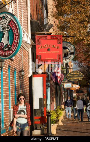 Geschäfte und Restaurants säumen die Thames Street, an der Uferpromenade in Fells Point, Baltimore, Maryland USA Stockfoto