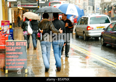 In der Nähe von Piccadilly Circus. Shaftesbury Avenue. London. Homosexuelles Paar Stockfoto