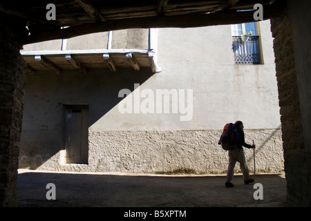 Eine Frau geht durch die Stadt von Triacastela entlang dem Jakobsweg in Galicien, Spanien. Stockfoto