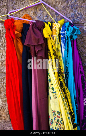 Bunte Schals hängen auf einem lila Kleiderbügel in Skyros, Griechenland. Stockfoto