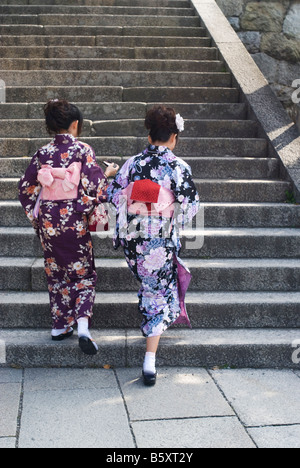 Frauen tragen traditionelle Kleidung Yukata in KYOTO Japan Stockfoto